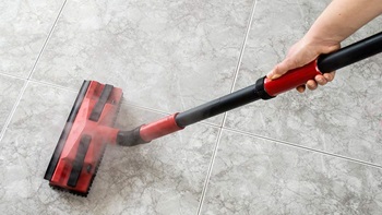 Nettoyage du sol avec un nettoyeur à vapeur